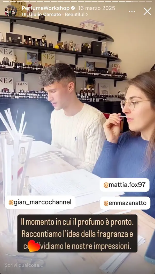 Partecipanti condividono le impressioni sul profumo appena creato