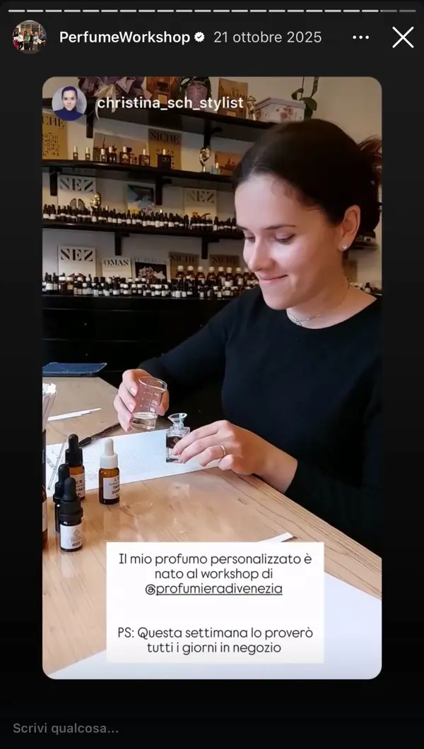 Christina mostra il profumo personalizzato nato durante il workshop