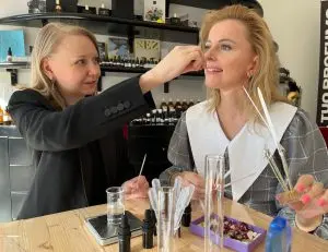 Irina Vaganova guida una partecipante nella valutazione olfattiva