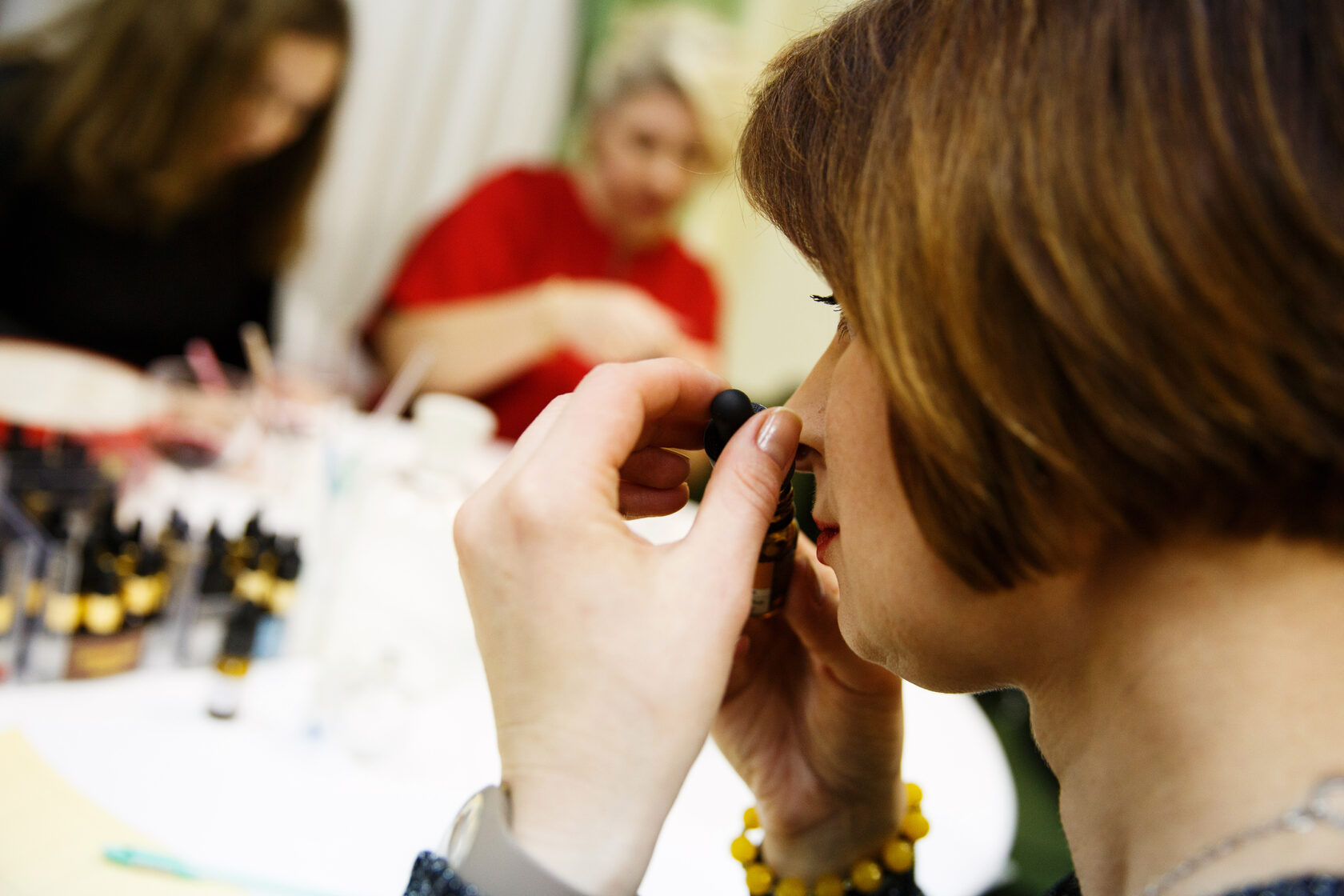 Partecipante valuta una materia prima durante un vero Perfume Workshop