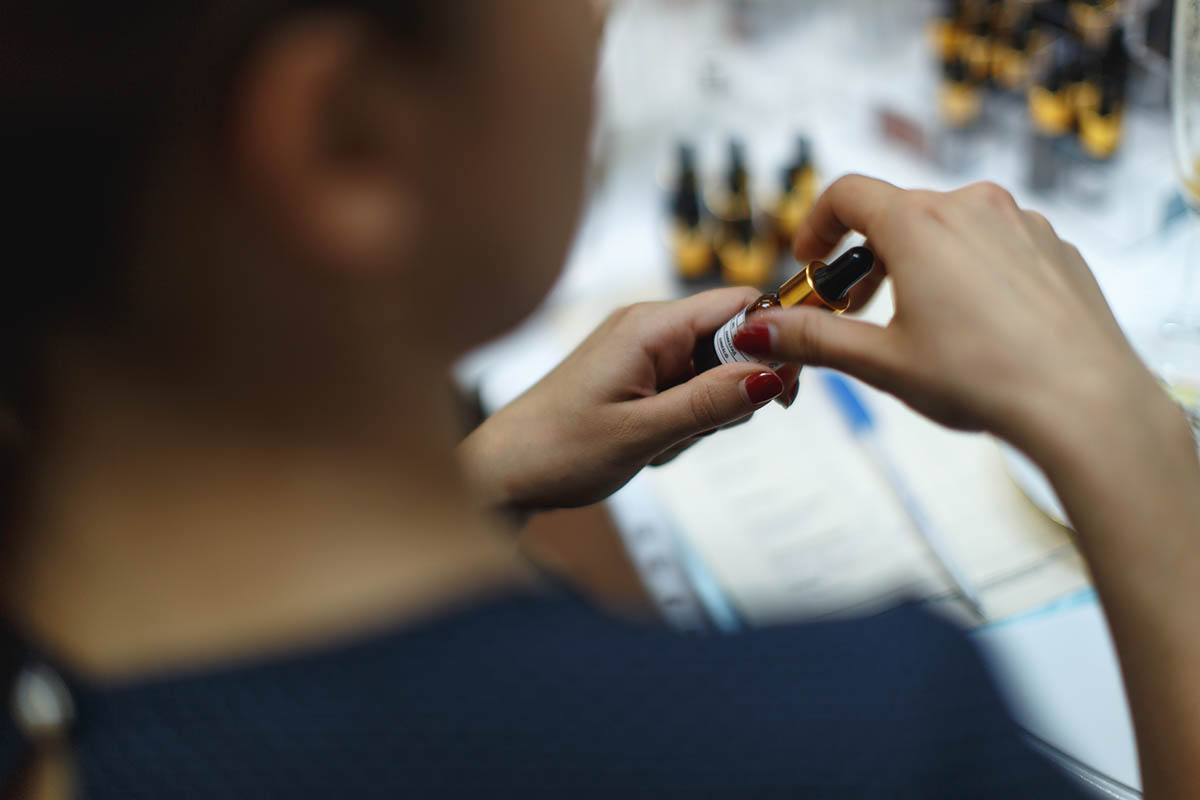 Partecipante seleziona una materia prima durante la creazione della propria formula personale